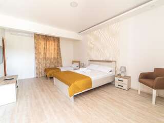 Отели типа «постель и завтрак» RoyalGarden Никшич Трехместный номер «Комфорт»-3