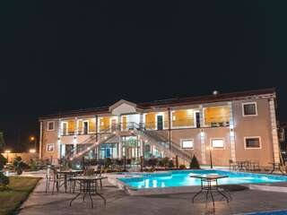 Отели типа «постель и завтрак» RoyalGarden Никшич-1