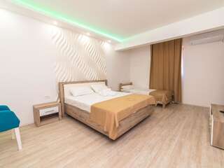 Отели типа «постель и завтрак» RoyalGarden Никшич Трехместный номер «Комфорт»-11