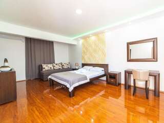 Отели типа «постель и завтрак» RoyalGarden Никшич Роскошный трехместный номер-5