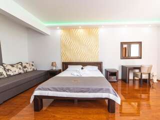 Отели типа «постель и завтрак» RoyalGarden Никшич Роскошный трехместный номер-1